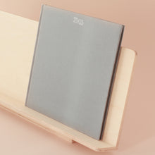 Carrega la imatge al visor de la galeria, Expositor de fusta horitzontal 60 cm