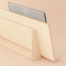 Carrega la imatge al visor de la galeria, Expositor de fusta horitzontal 60 cm