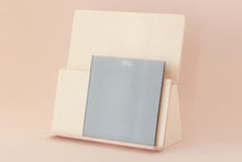 Carrega la imatge al visor de la galeria, Expositor de fusta vertical 40 cm