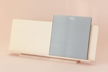 Carrega la imatge al visor de la galeria, Expositor de fusta horitzontal 60 cm